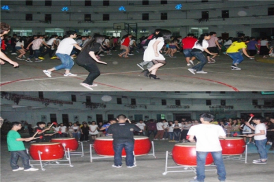 学生晚上自发组织的现代舞、擂鼓等活动