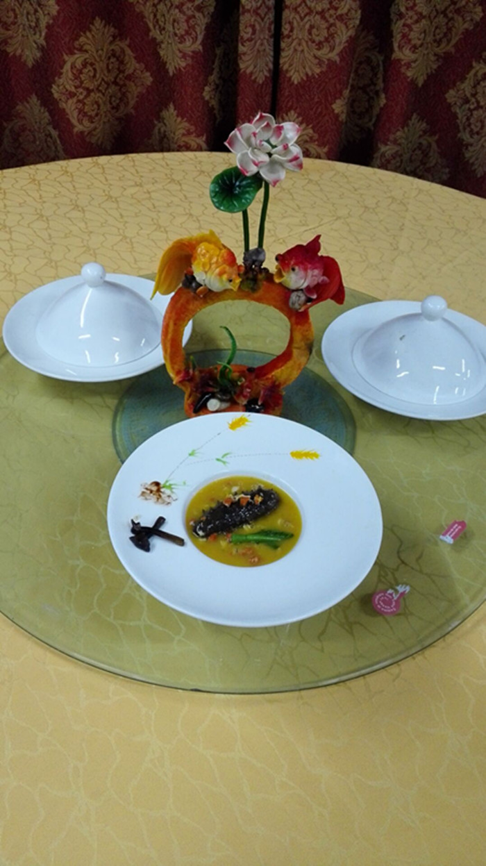 省赛热菜第一名 薛伟强 作品《古法菌干蟹肉烩海参》.jpg