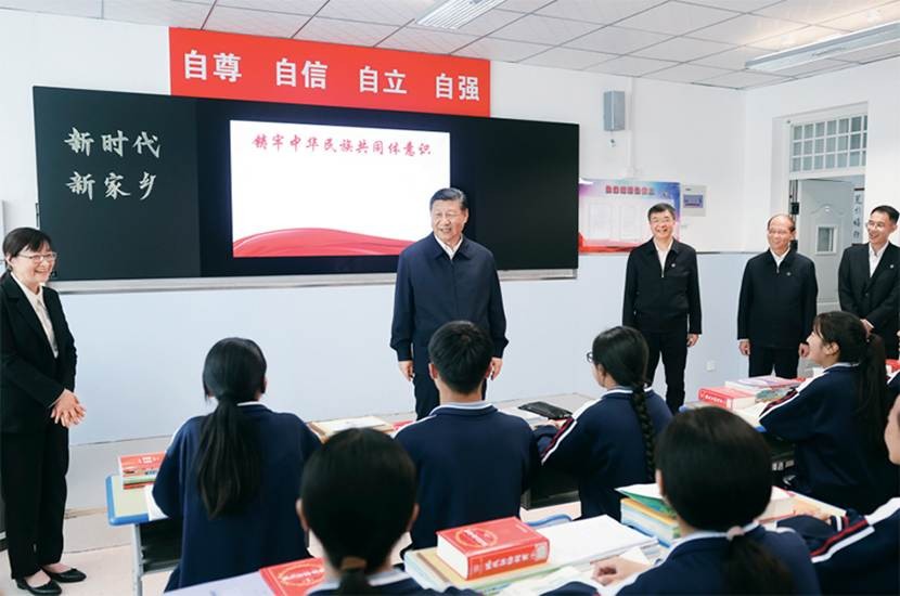 2024年6月18日至19日，中共中央总书记、国家主席、中央军委主席习近平在青海考察。这是18日下午，习近平在果洛西宁民族中学高一（1）班观摩&ldquo;新时代、新家乡&rdquo;主题思政课。